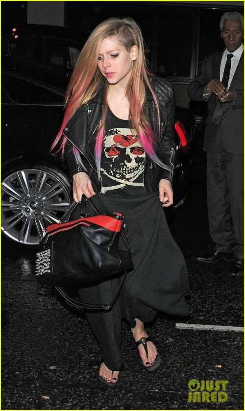 Avril_Lavigne-Feet-817248.jpg